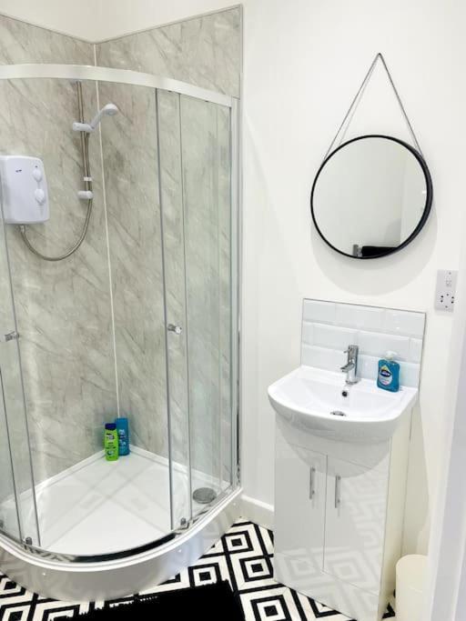 #10Bs 1 Bed Serviced Apartment 德比 外观 照片
